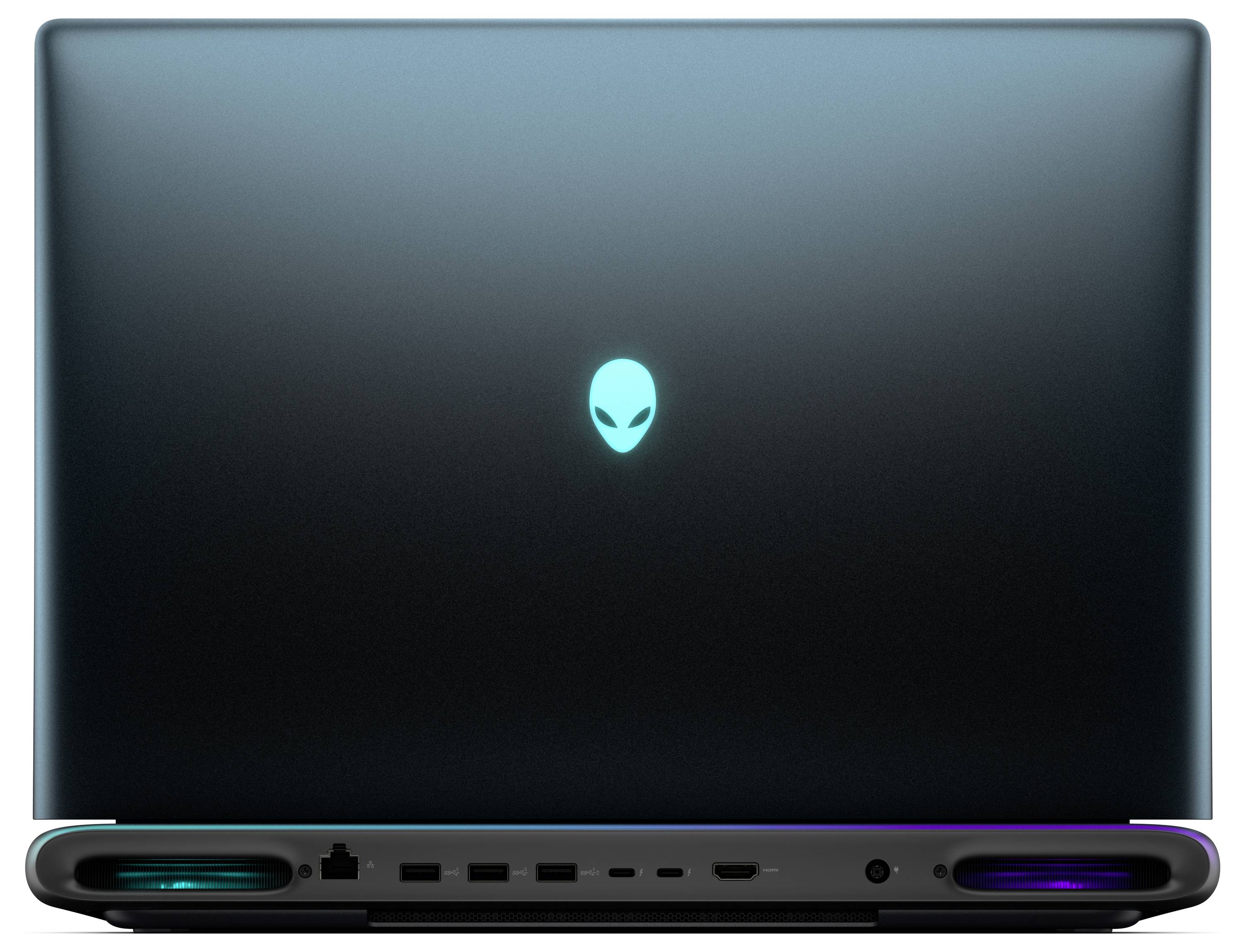 Une vue arrière d'un ordinateur portable montrant le logo Alien luminescent, avec plusieurs ports le long du bord inférieur, notamment USB, HDMI et Ethernet.