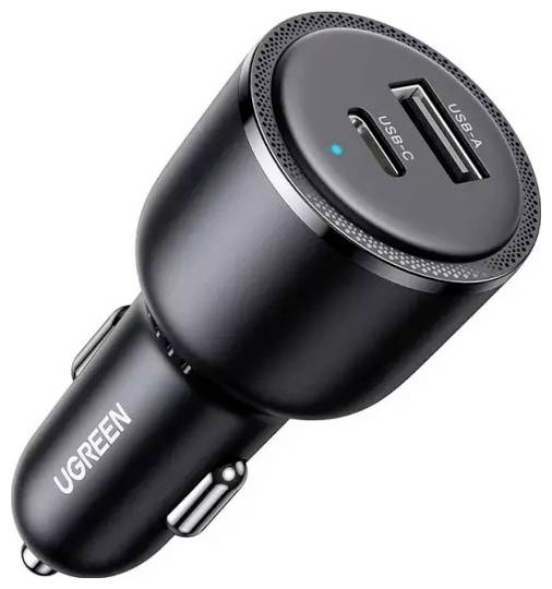 Un chargeur de voiture Ugreen noir avec deux ports USB, l'un étiqueté « USB A » et l'autre « USB C », avec un petit voyant indicateur.