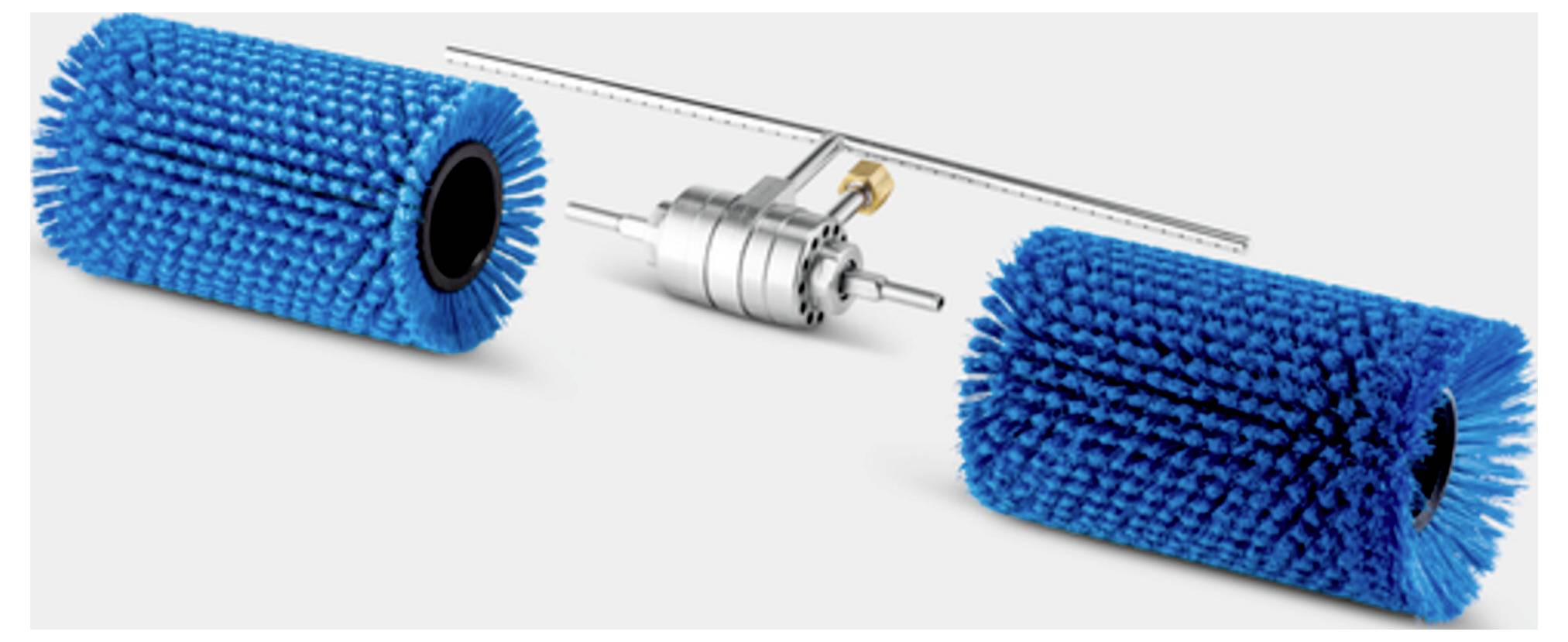 Deux brosses cylindriques bleues avec des soies grossières sont présentées à côté d'un outil métallique, probablement destiné à un usage industriel ou au nettoyage de machines.