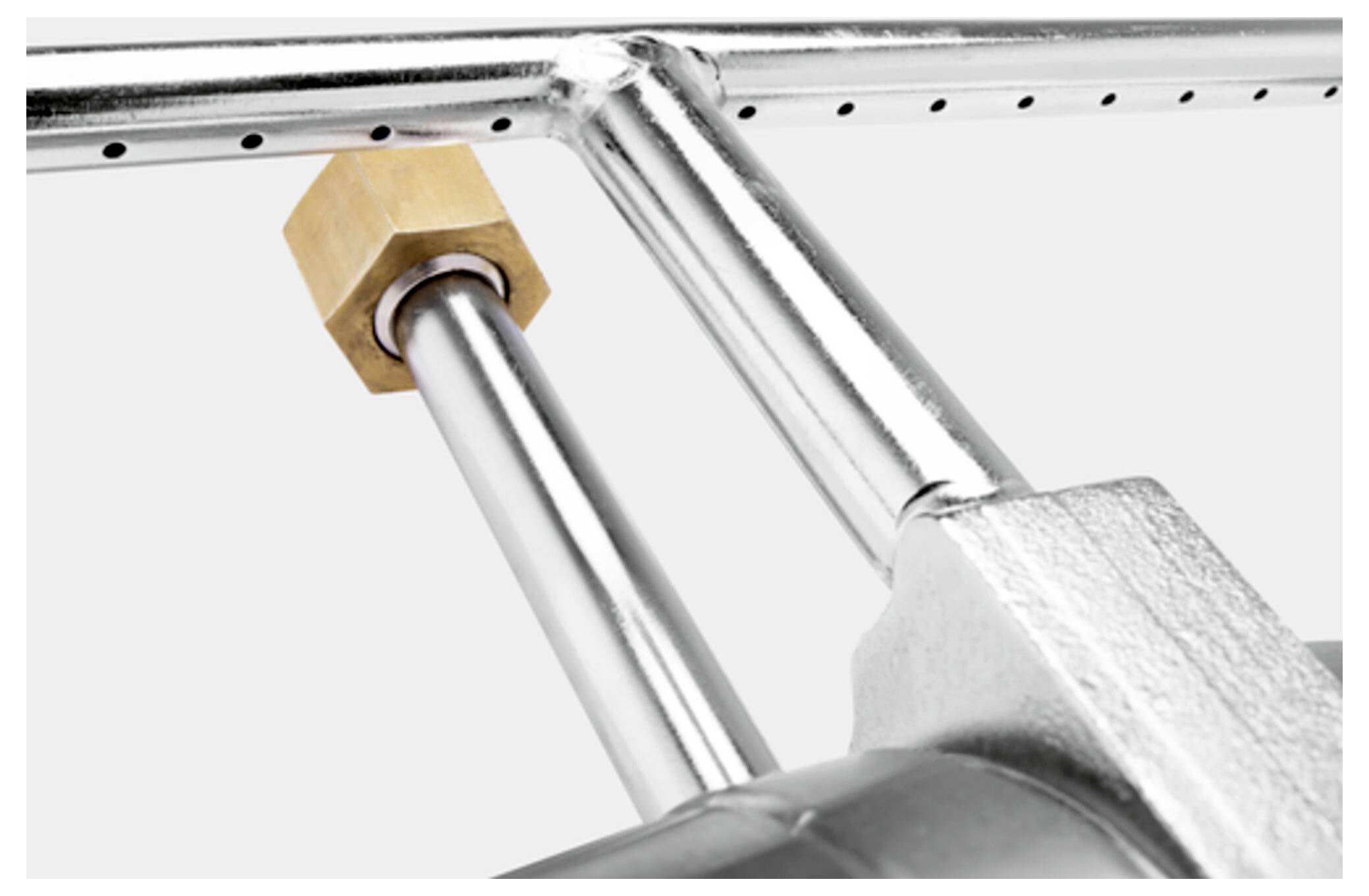 Une structure industrielle métallique avec un grand composant cylindrique, incluant une tige saillante attachée à un bloc de bois carré.