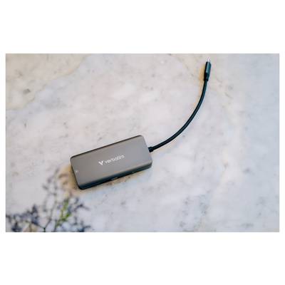 Un concentrateur Verbatim USB-C noir avec un câble connecté repose sur une surface en marbre clair.