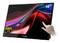 Moniteur portable Verbatim Full HD 14 pouces avec écran tactile et une main tapotant l'affichage ; « 1080p » affiché à l'écran.