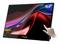 Écran portable Verbatim Full HD 1080p de 15,6 pouces avec une main touchant l'écran, présenté en noir avec des graphiques d'affichage abstraits colorés.