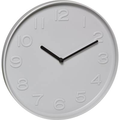 Une horloge murale analogique blanche affichant l'heure 1:50 avec des aiguilles noires et des chiffres en relief.