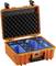 Un étui de protection orange avec inserts en mousse bleue personnalisés, conçu pour transporter en toute sécurité des équipements délicats. Le couvercle dispose d'un rembourrage doux.