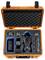 Un étui de protection orange ouvert contenant un drone, une télécommande, des batteries et des accessoires, tous soigneusement organisés dans des compartiments en mousse.