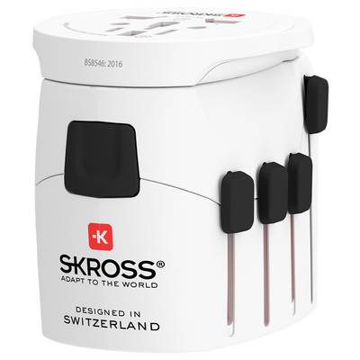 Un adaptateur de voyage universel blanc avec trois boutons-poussoirs noirs, de marque « SKROSS » avec le texte « DESIGNED IN SWITZERLAND » (Conçu en Suisse) sur le devant.
