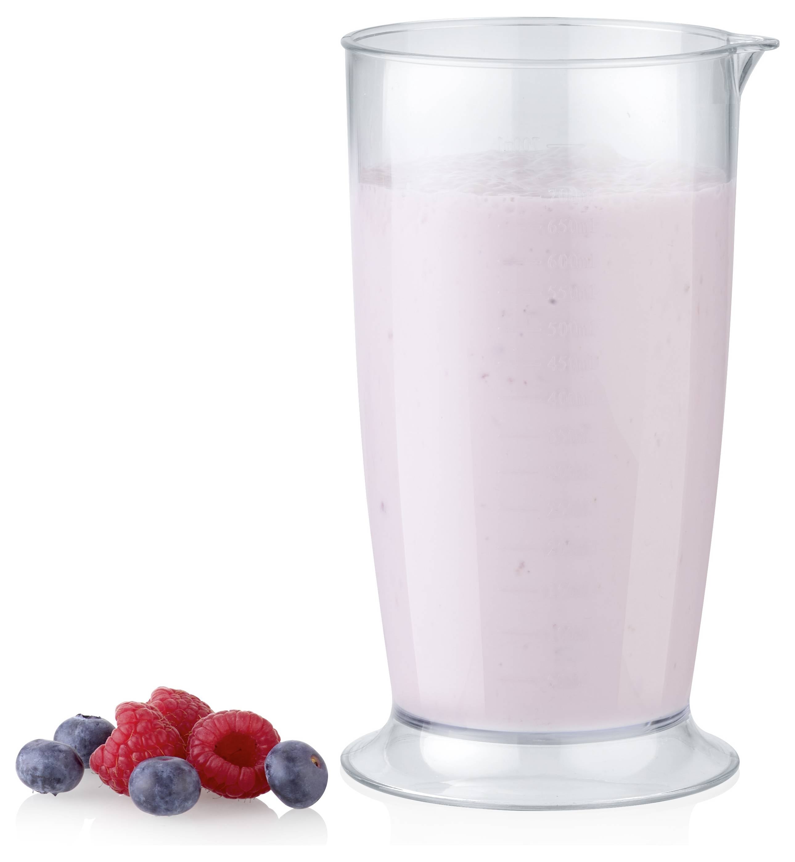 Un grand verre de smoothie aux baies roses à côté d'un bouquet de myrtilles et framboises fraîches.