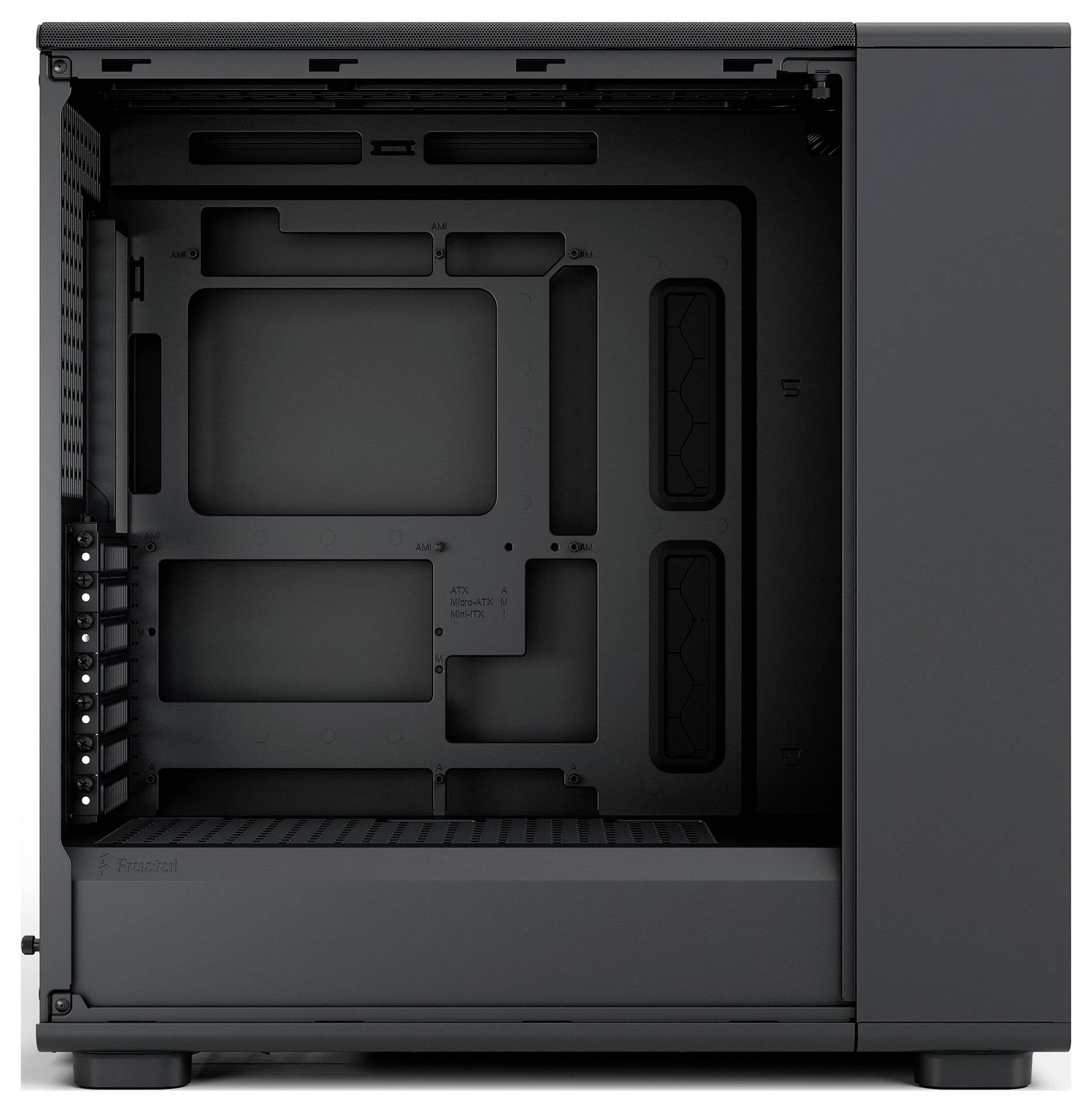 Un boîtier informatique noir vu de côté, montrant l'intérieur vide avec des emplacements pour les composants et des fonctionnalités de gestion des câbles.