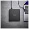 Un disque dur externe portant l'étiquette « Intenso » est connecté à un ordinateur portable via un câble USB sur une surface grise.
