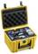 Un étui de protection jaune contient un drone compact aux hélices repliées, des batteries supplémentaires et des accessoires, prêt pour le transport ou le stockage.