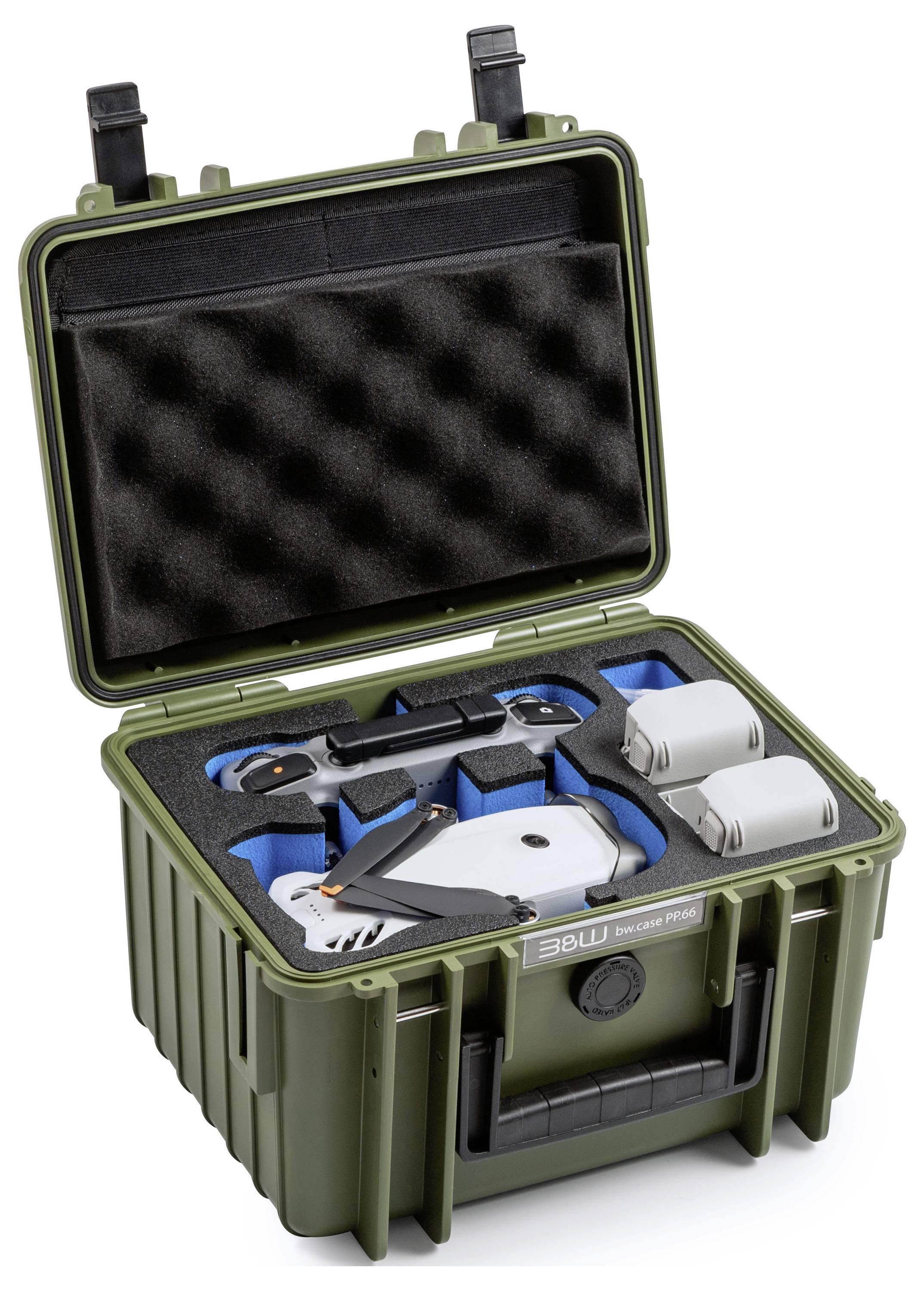Ouvrir le boîtier rigide vert contenant un drone, une télécommande et deux batteries dans un insert en mousse personnalisé.
