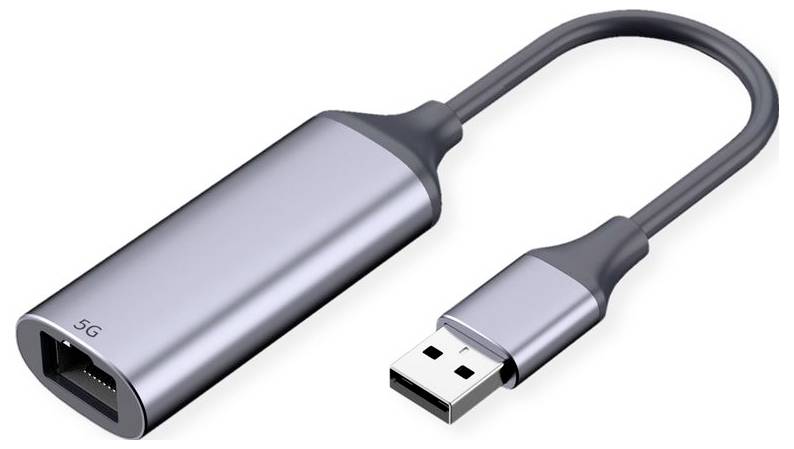 Un adaptateur Ethernet USB mince et métallique avec « 5G » imprimé près du port Ethernet, montrant un connecteur USB-A et un câble.