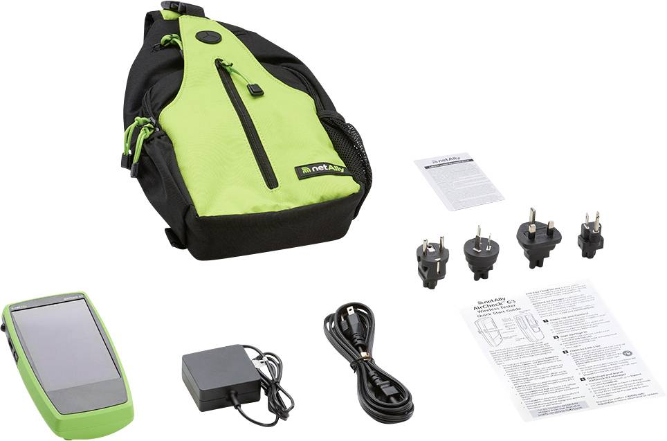 « Un kit de dépannage de réseau sans fil comprenant un sac de transport noir et vert, un appareil portable, un adaptateur d'alimentation, trois adaptateurs de prise et des manuels d'utilisation. »