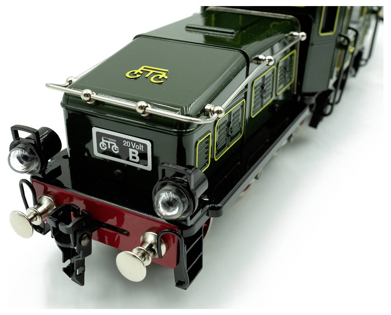 Un gros plan d'un modèle de train jouet vert avec « 20 Volt B » écrit sur l'avant. Il présente des phares et des détails argentés, convenant aux collectionneurs.