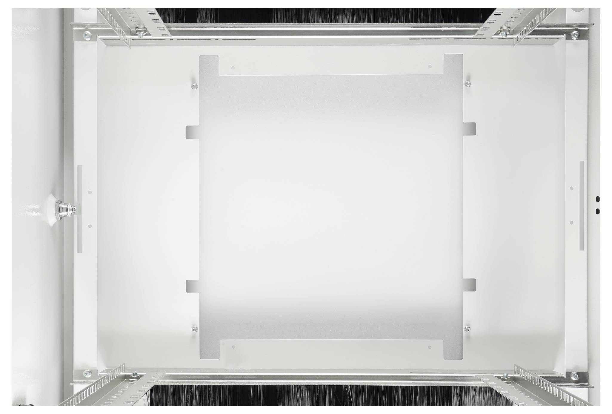 Vue de dessus d'une armoire à serveurs ou équipements réseau vide en métal, avec intérieur brossé et supports de montage visibles.