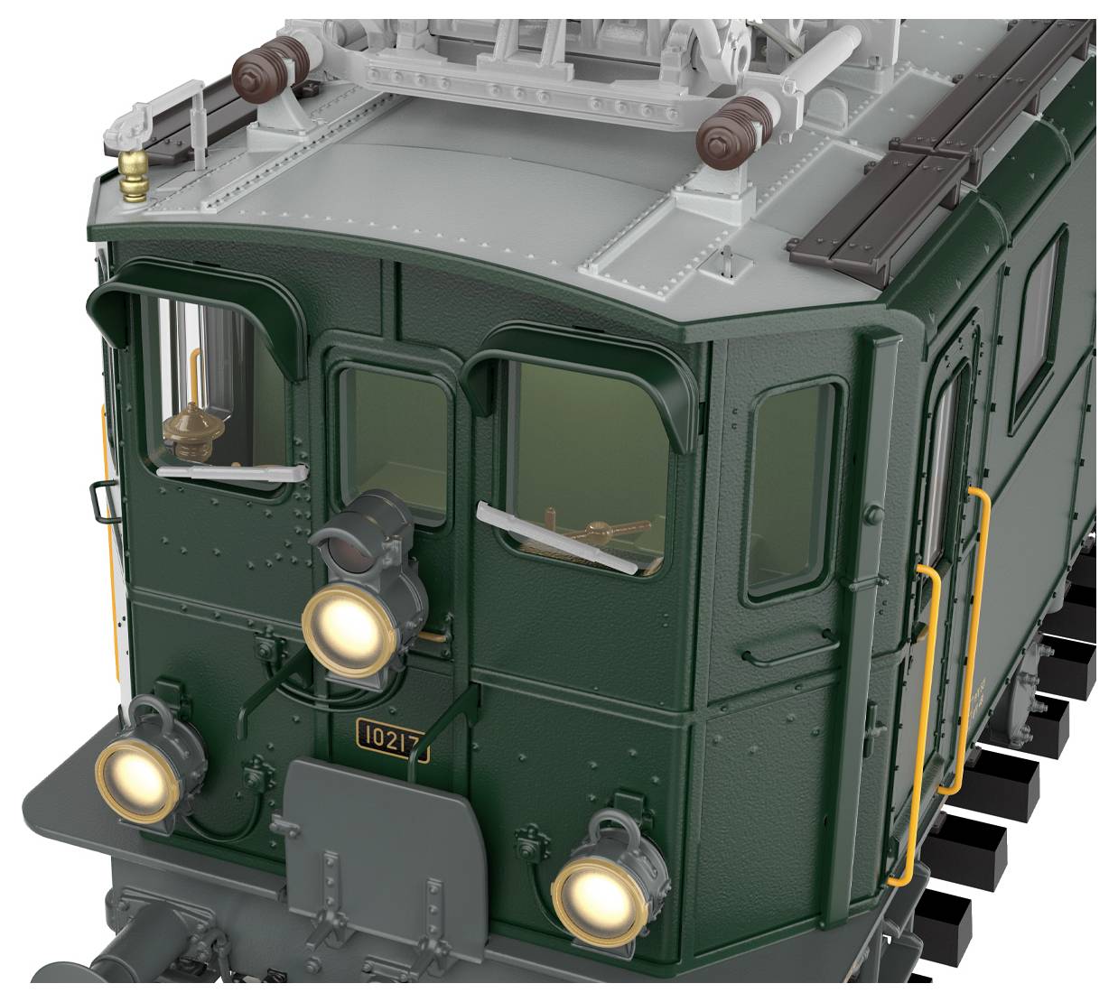 Une vue rapprochée de la cabine d'une locomotive à vapeur verte vintage avec des lumières et des rampes orange, mettant en évidence les éléments de conception classiques.