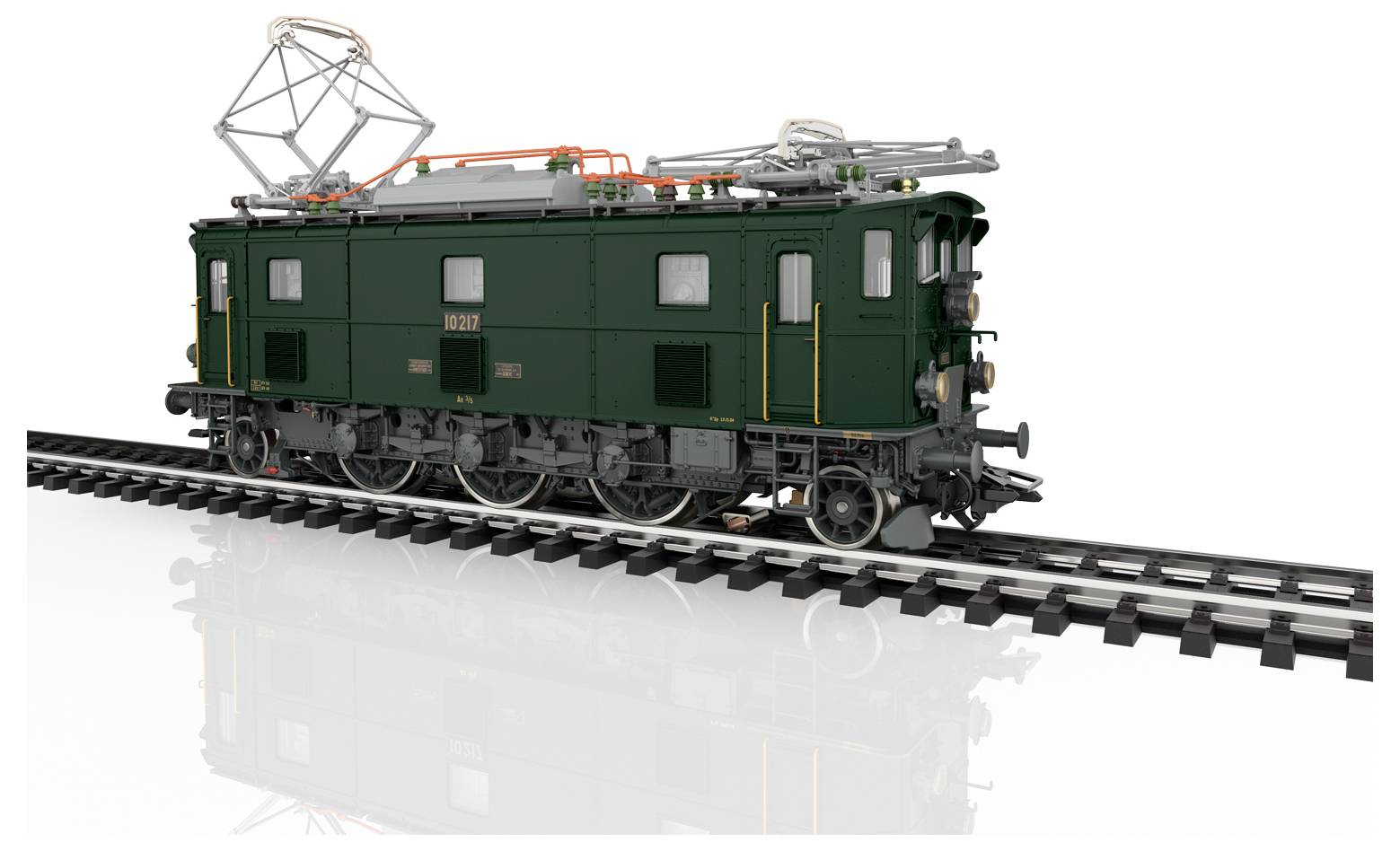 Un modèle de train électrique vintage avec des caractéristiques détaillées, y compris un pantographe aérien et une carrosserie verte, exposé sur des voies ferrées.
