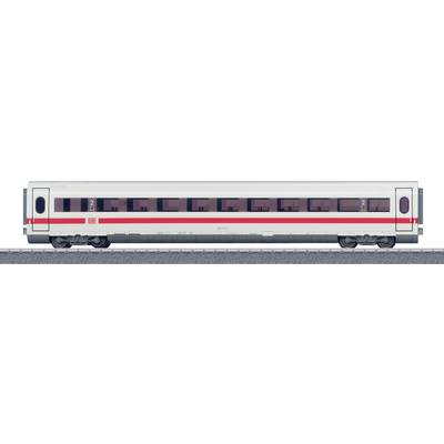 Une élégante voiture de train de voyageurs au design moderne avec un motif blanc et rouge se dresse sur les voies ferrées.