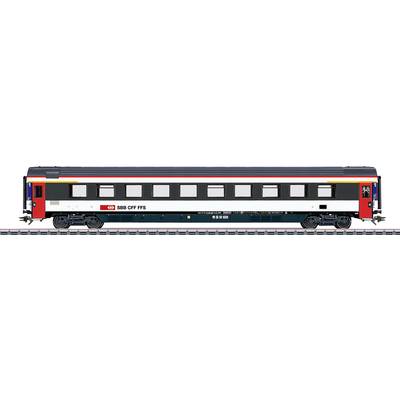Une vue latérale détaillée d'une voiture de train de passagers des Chemins de fer fédéraux suisses (SBB CFF FFS), présentant son logo et sa palette de couleurs sur une voie ferrée.