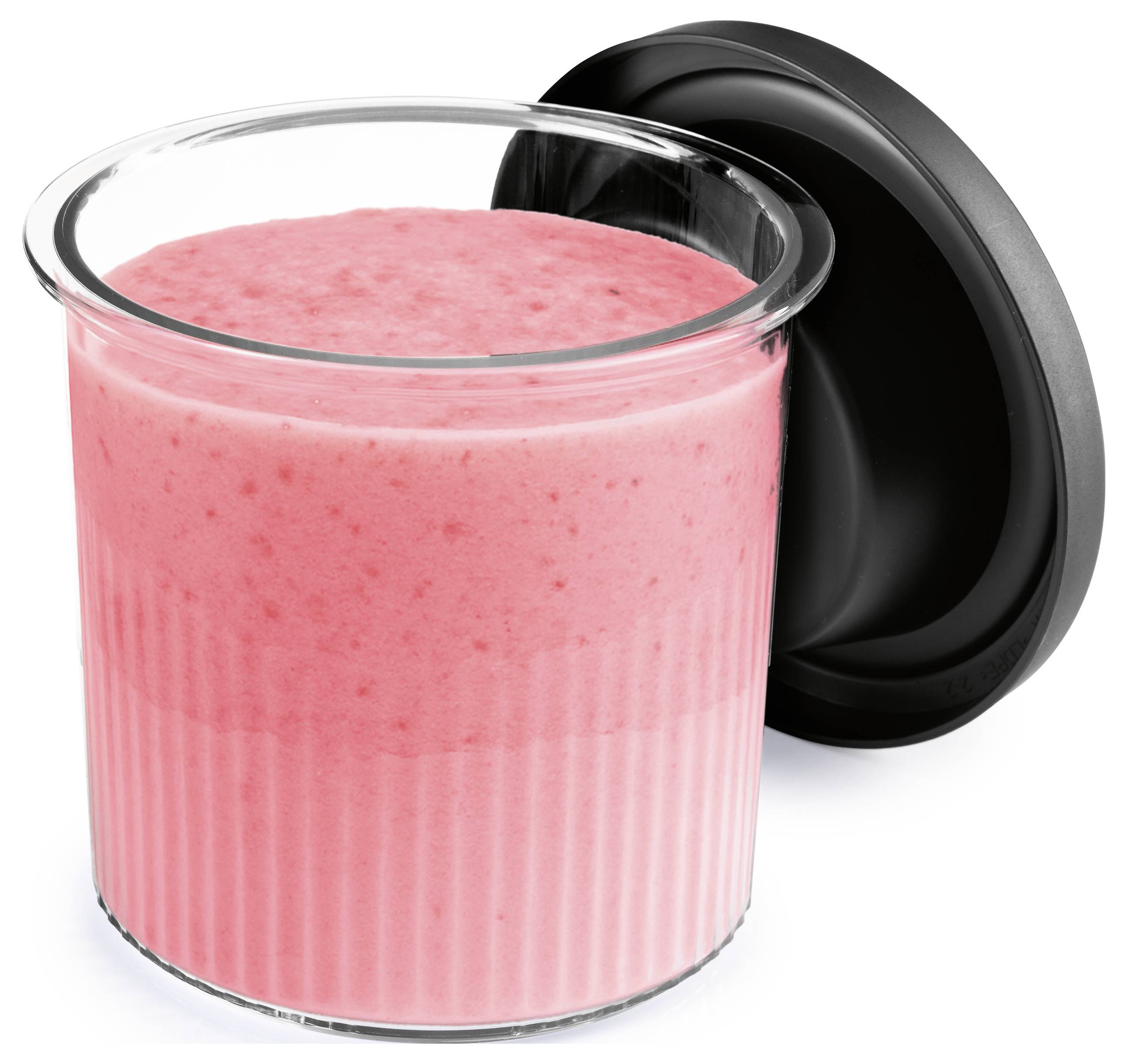 Un bocal en verre transparent rempli d'un smoothie rose ressemblant à du yaourt, surmonté d'un couvercle en plastique noir appuyé contre le bocal.