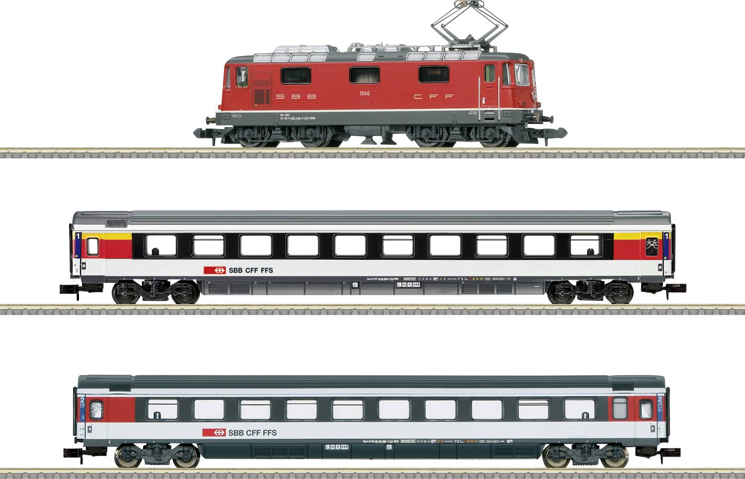 'Trois trains du modèle SBB CFF FFS : une locomotive rouge, une voiture de passagers rouge-gris et une voiture de passagers bleu-gris, présentés côte à côte sur les rails.'