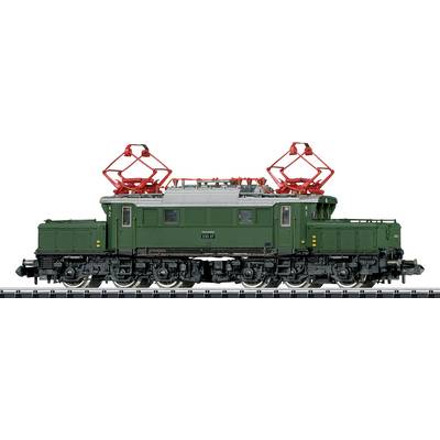 Un modèle détaillé d'une locomotive électrique verte avec des pantographes rouges sur une voie d'exposition, mettant en évidence des caractéristiques techniques complexes.