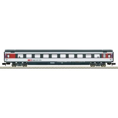 Un modèle d'une voiture de train SBB CFF FFS suisse, prédominamment blanche avec des détails rouges et noirs, présenté sur une voie ferrée.