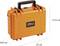 Un étui rigide orange mesurant 21,5 cm de hauteur, 27 cm de largeur et 10,5 cm de profondeur, doté d'une étiquette noire.