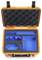 Un étui de protection orange ouvert avec des inserts en mousse bleue personnalisés, conçu pour maintenir de manière sécurisée divers équipements.