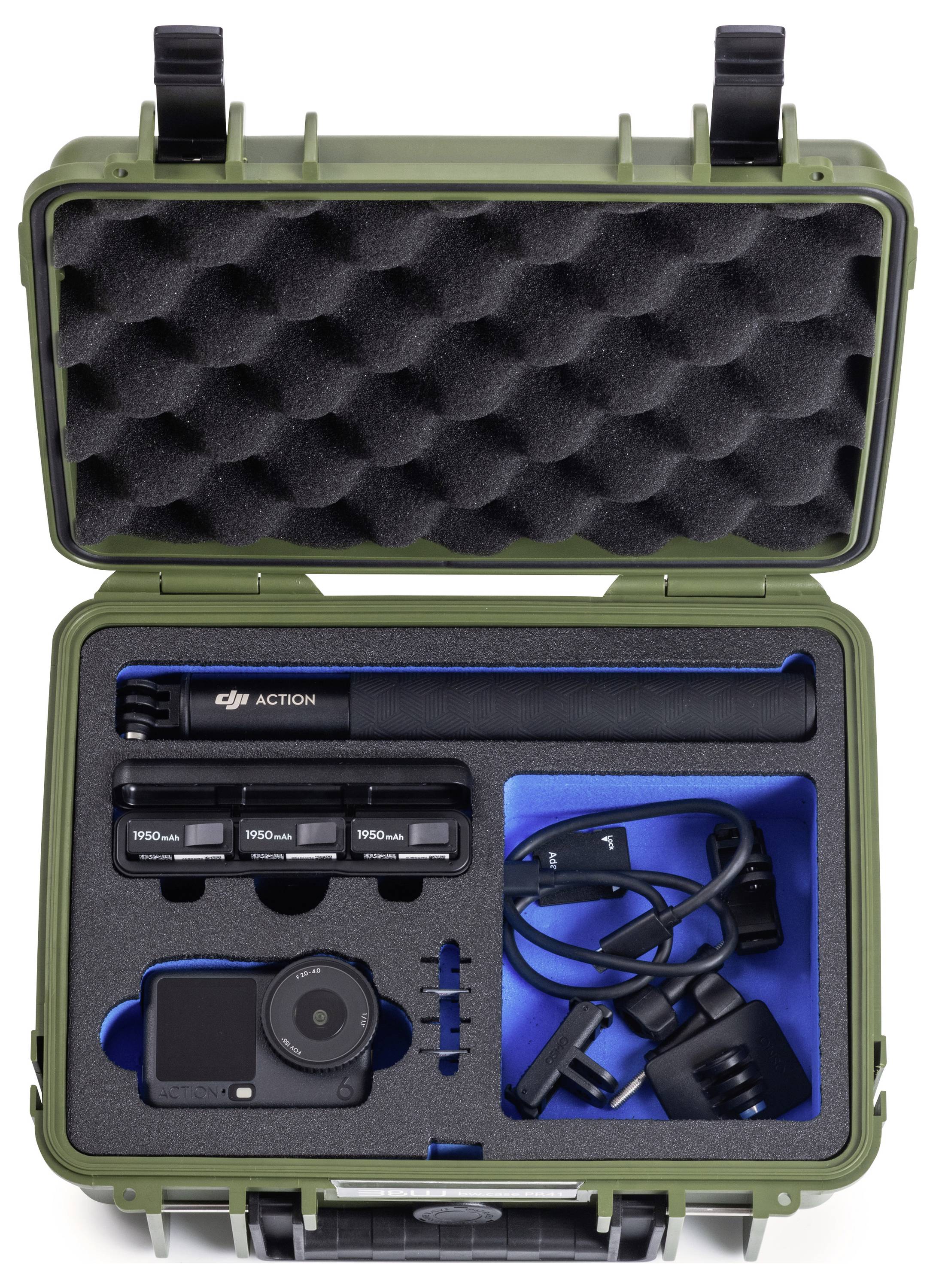 Mallette verte ouverte avec intérieur en mousse, contenant une caméra d'action labeled 'DJI Action', trois batteries, un bâton selfie, et des câbles de recharge.