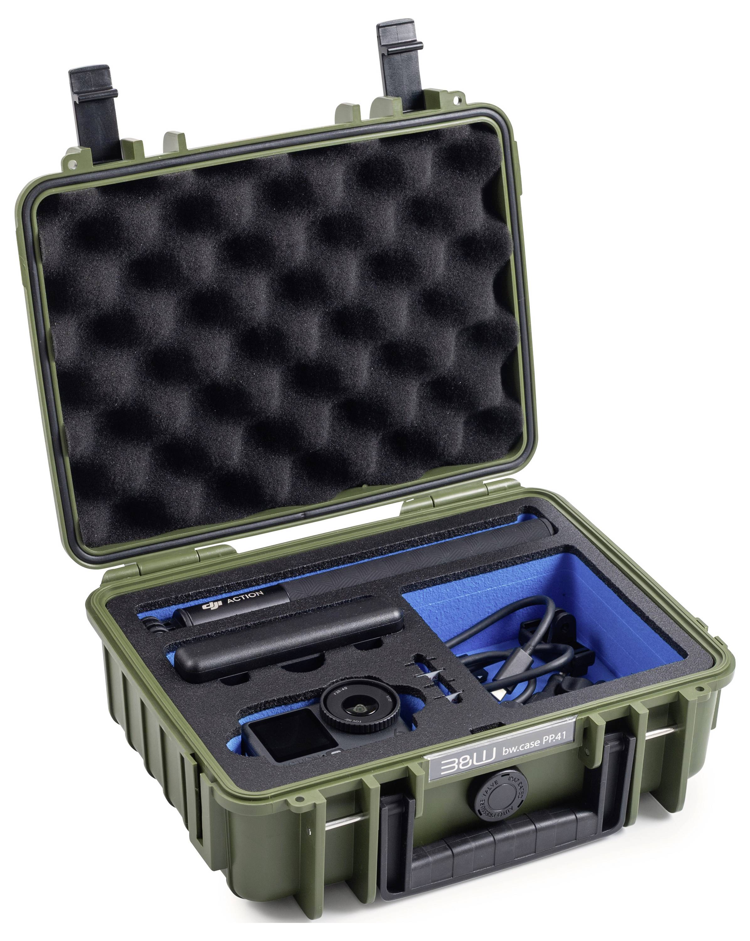 Un étui rigide ouvert de couleur vert olive avec un couvercle doublé de mousse. À l'intérieur se trouvent un microphone, des câbles et des accessoires soigneusement rangés dans des compartiments personnalisés.