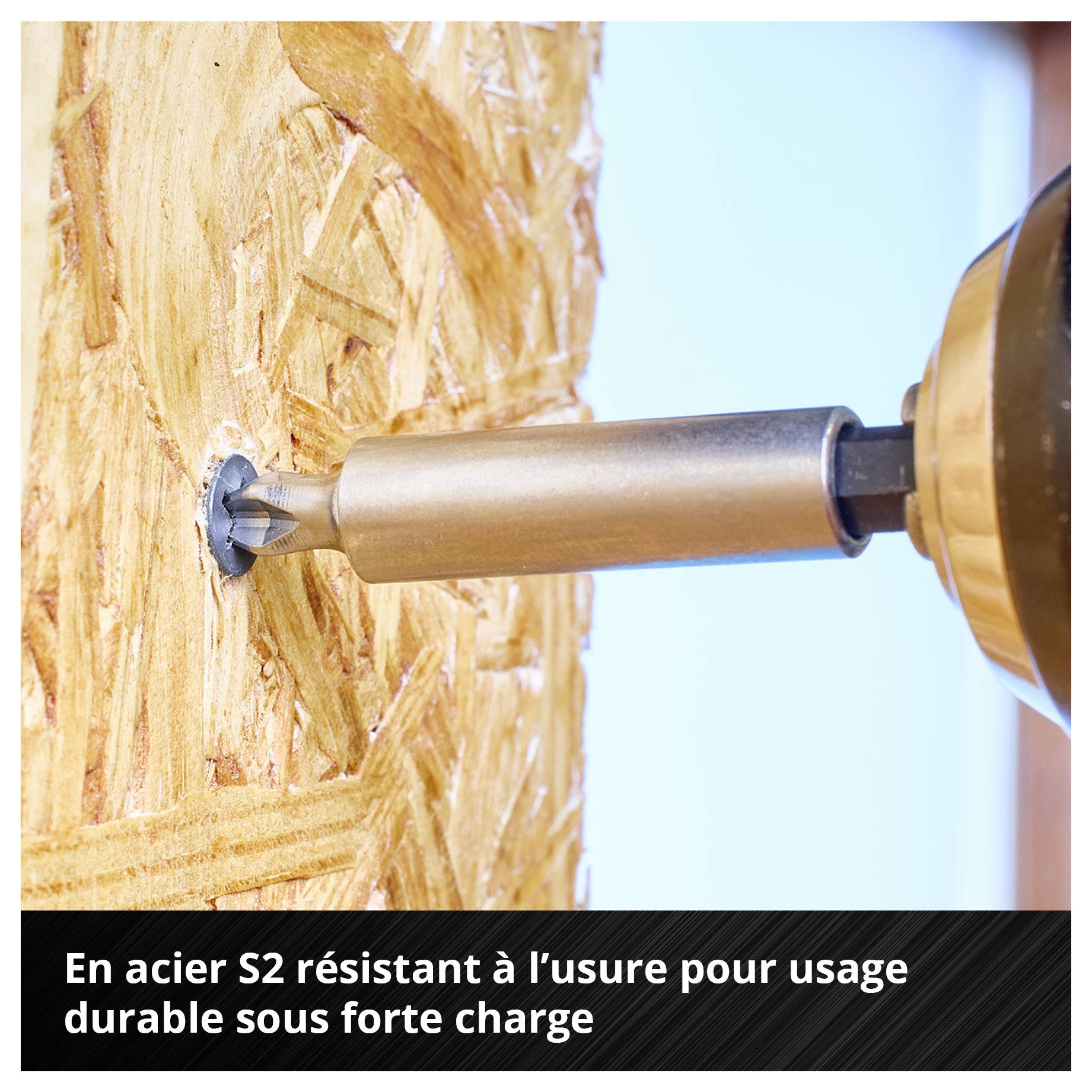 Perceuse forant une plaque de bois. Texte : « Acier S2 résistant à l'usure pour une longue durée de vie sous charge élevée ».