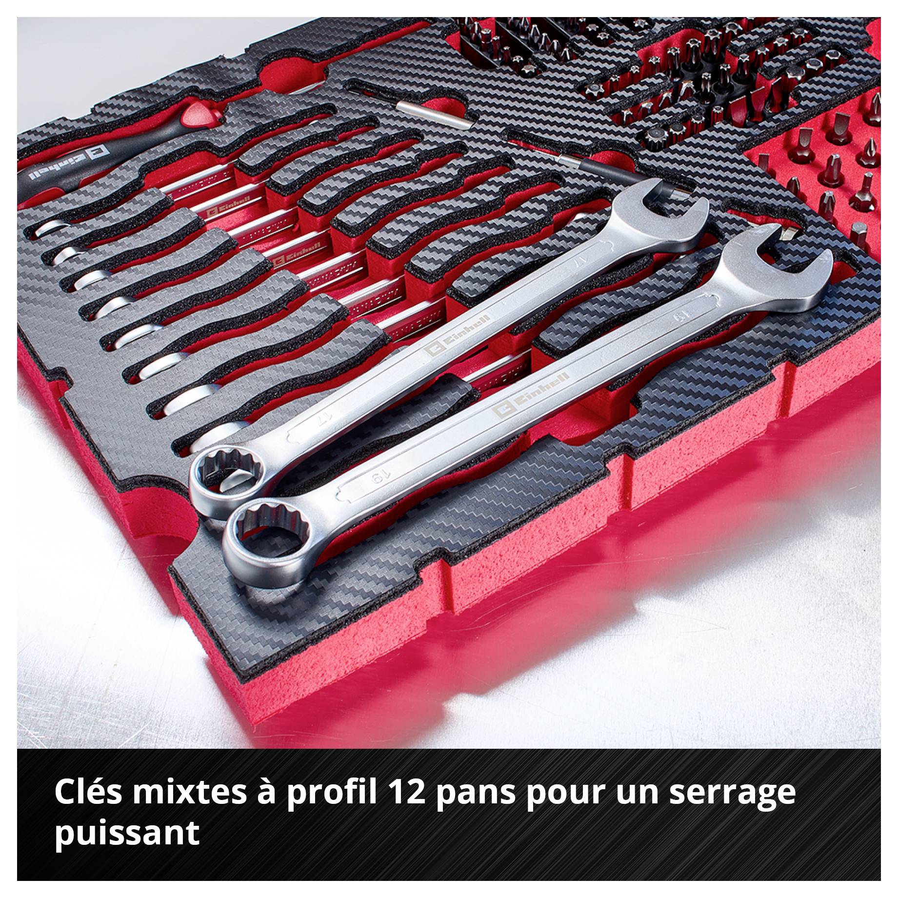 « Les clés mixtes à profil à 12 pans facilitent le vissage puissant. » Un ensemble de clés mixtes sur un fond structuré.