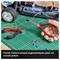 Établi avec voiture miniature, pinces d'électricien et câbles. Description : « Les pinces ergonomiques d'électricien facilitent un travail de précision ».