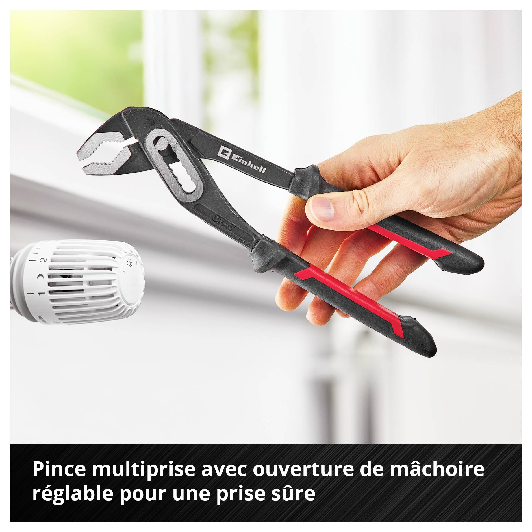 Un moniteur d'ordinateur affichant un écran rouge vif avec un personnage de robot futuriste et un logo, accompagné du texte « Pour Ceux Qui Osent ».