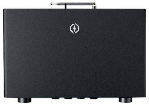Un amplificateur audio noir avec un logo argenté à l'avant et trois cadrans en bas pour les réglages. Une antenne est fixée sur le dessus.