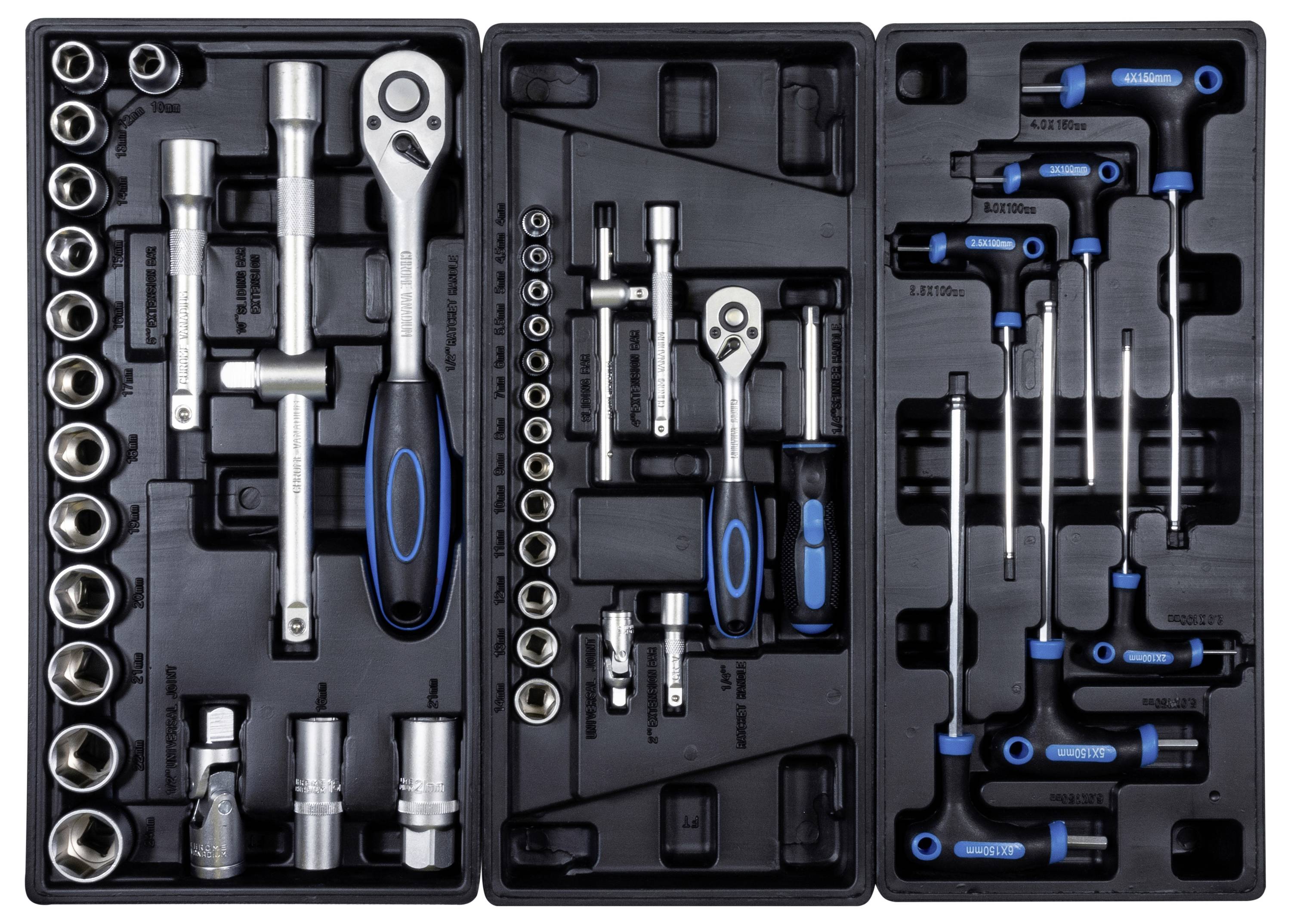 Un ensemble complet d'outils de mécanicien dans des bacs noirs, incluant des clés à douilles, des cliquet et des tournevis avec des manches bleus et noirs.