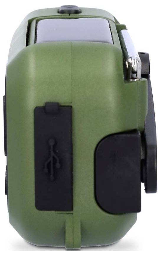 Vue latérale d'un appareil électronique vert, probablement une unité GPS, avec un port USB visible sur le côté gauche et un bouton de commande sur le côté droit.