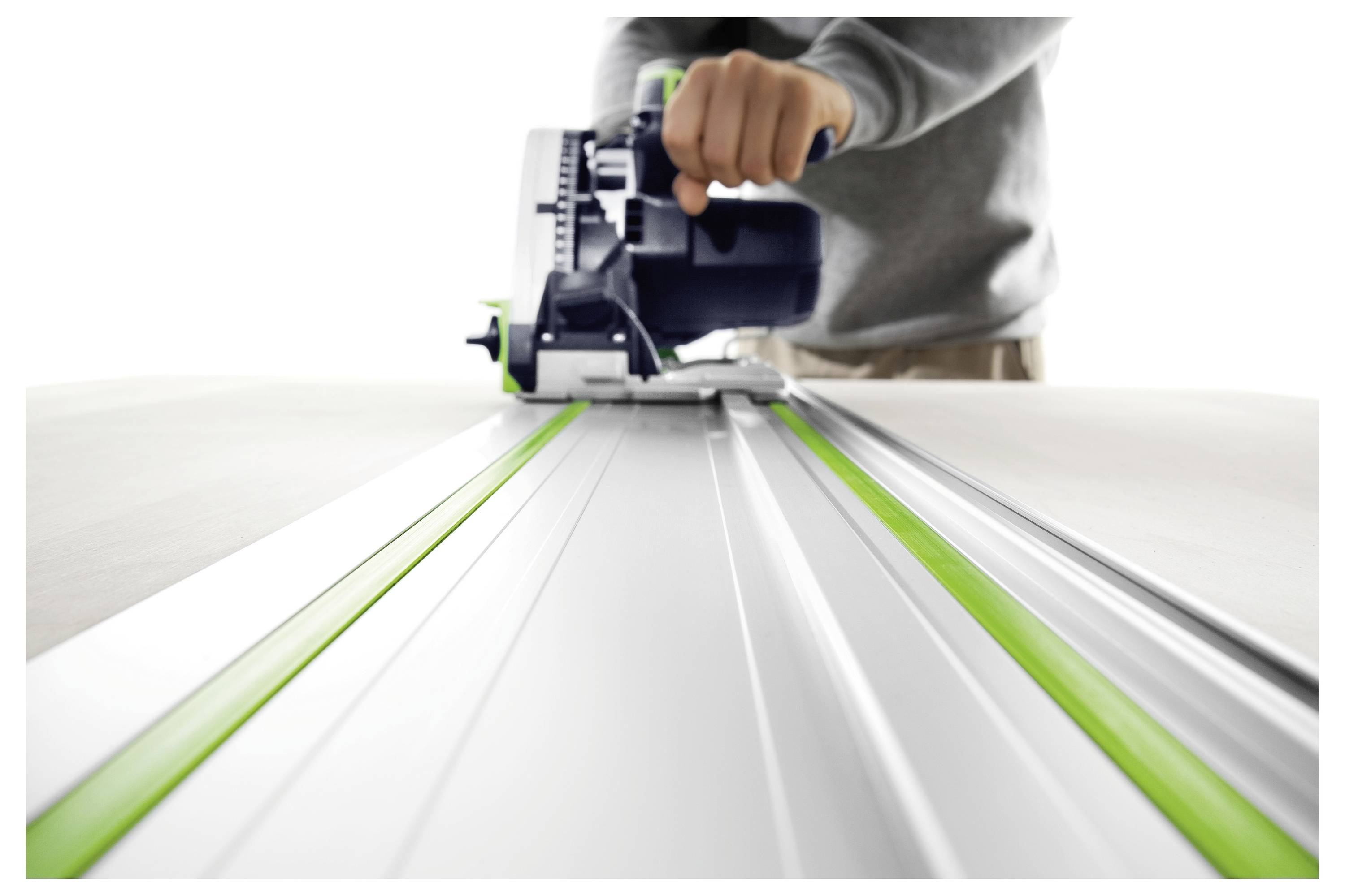 Une personne utilise une scie circulaire sur un rail de guidage pour découper une surface en bois, en mettant l'accent sur la précision et le contrôle dans le processus de menuiserie.
