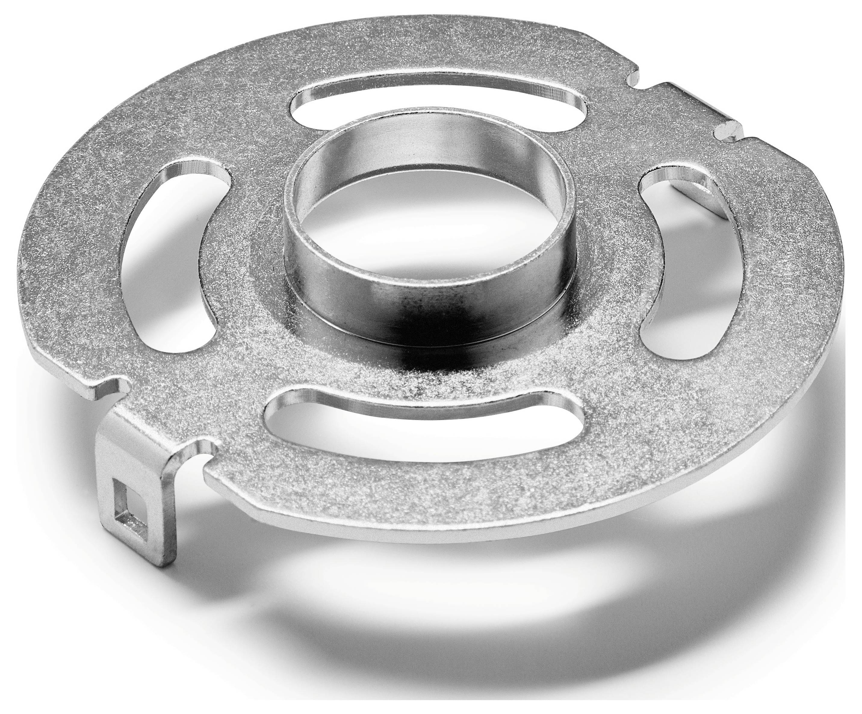 Un support métallique rond avec trois fentes découpées et une bague surélevée centrale, utilisé pour fixer ou monter des objets cylindriques.