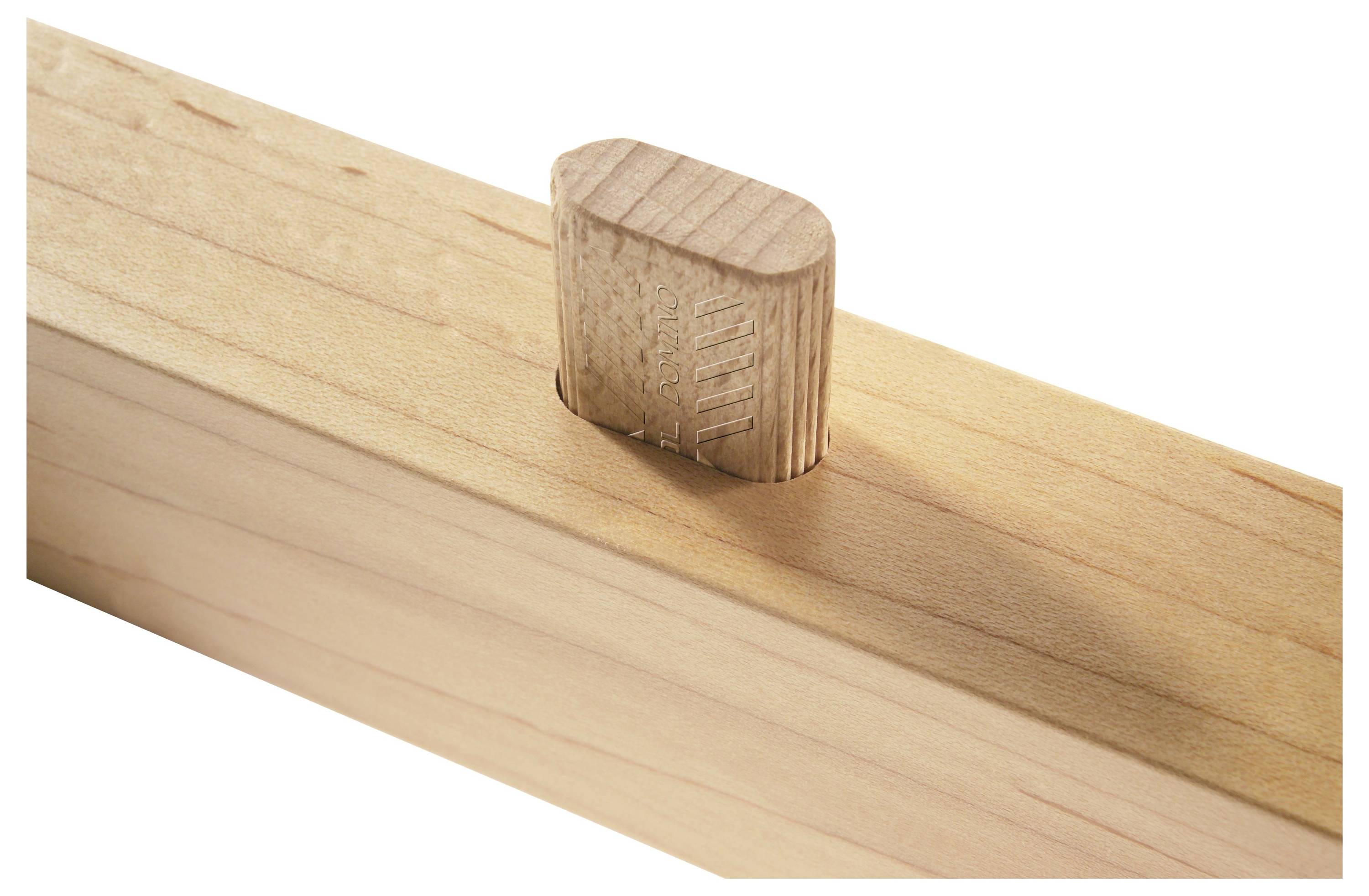Une cheville en bois partiellement insérée dans une poutre rectangulaire en bois, illustrant une technique de jointure en menuiserie.