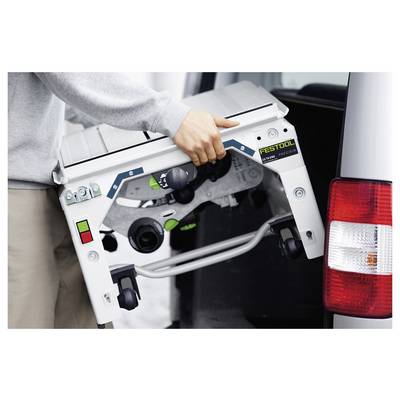 Une personne charge une scie de table Festool compacte dans un véhicule, mettant en avant la portabilité de l'outil et la facilité de transport.