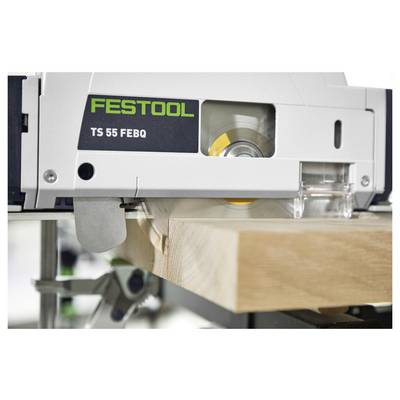 Un gros plan d'une scie circulaire Festool TS 55 FEBQ coupant à travers une planche en bois, montrant la lame en mouvement et le logo de la marque visible.