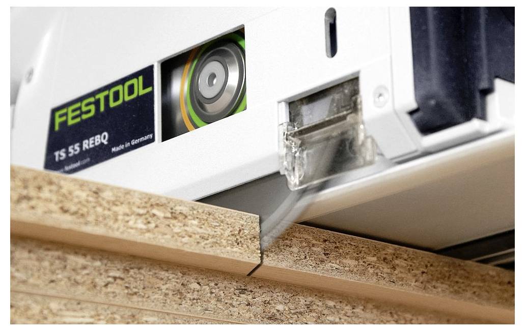 « Une lame de scie provenant d'une Festool TS 55 REBQ coupe à travers une planche de bois, démontrant une action de coupe précise et fluide. »