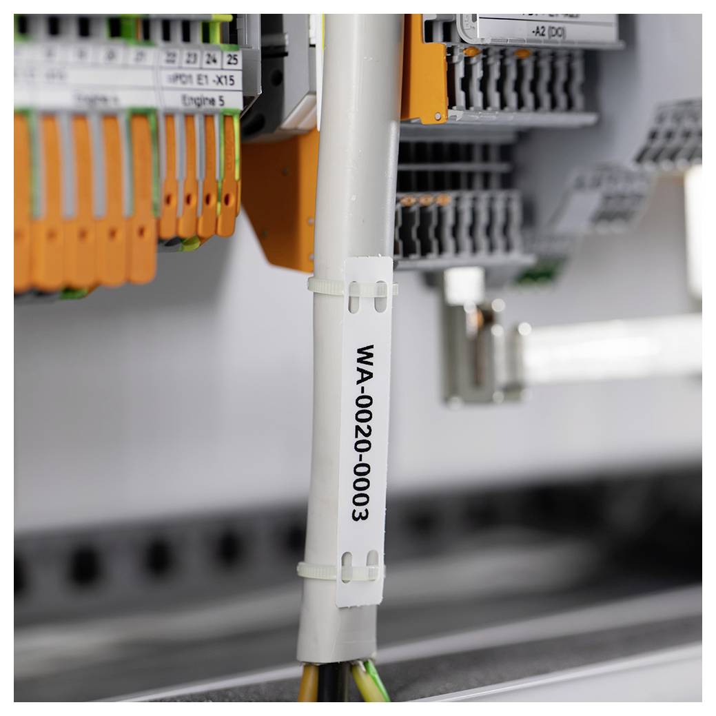 Un gros plan d'un câble marqué WA-00200-0003 connecté à une machinerie industrielle, avec d'autres composants connectés visibles en arrière-plan.