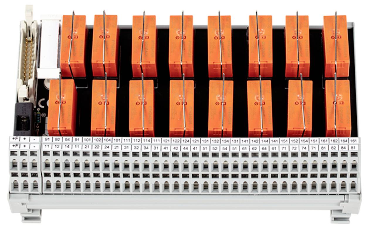 'Module de relais PLC avec 16 relais orange, numérotés de 101 à 116, utilisé pour les systèmes de contrôle industriel et d'automatisation.'