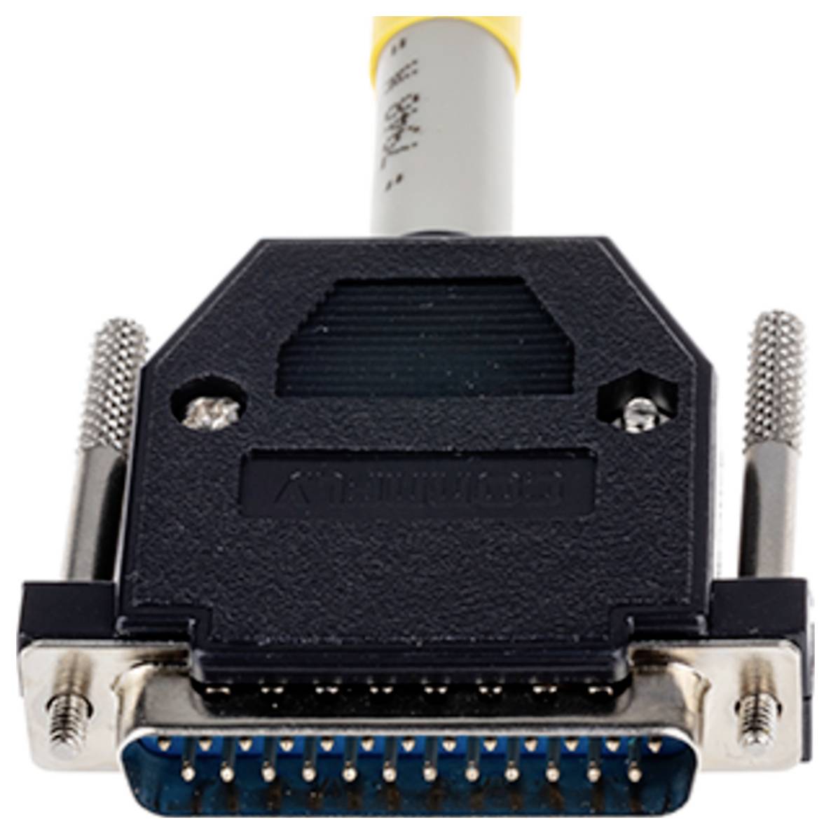 Une image en gros plan d'un connecteur DB-25 mâle noir et argent avec des broches visibles et un couvercle en plastique sécurisant un épais câble jaune.