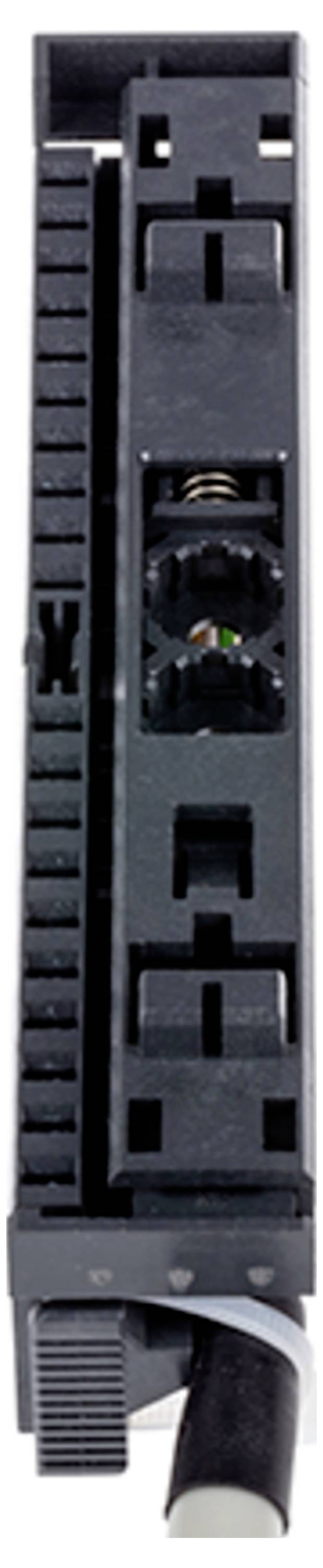 Gros plan d'un composant électronique industriel noir avec des fentes, des nervures et une connexion par câble en bas, utilisé dans les machines.