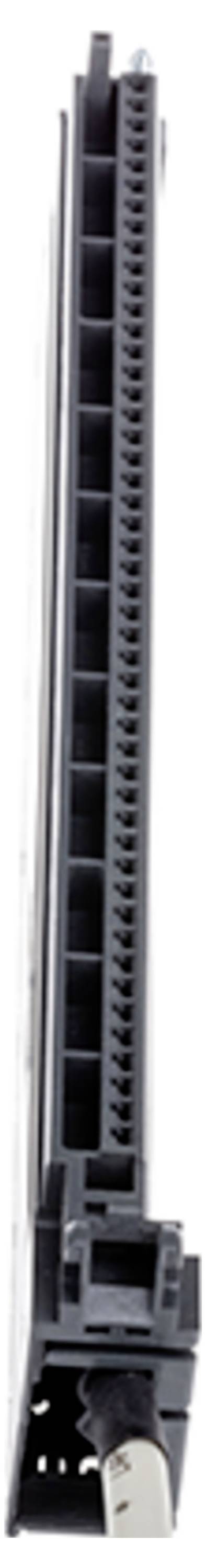 Une vue latérale rapprochée d'un composant électronique noir avec plusieurs fentes de broches, probablement un connecteur ou un emplacement pour une carte mère.